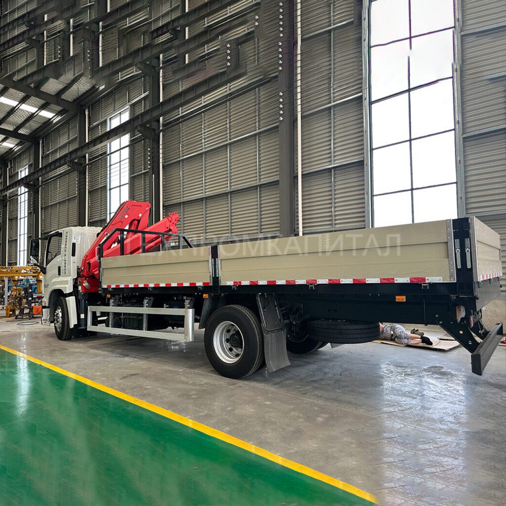 Кран-манипулятор 6,3 тонны на шасси Dongfeng для перевозки стройматериалов